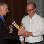 Beat Meier erhält von Michael Zeugin die Werkzeugkiste - so eine Wasserwaage um den Haushalt ins Lot zu bringen.
